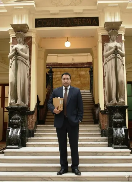 Abogado Felipe Chacón en la Corte Suprema de Chile, especialista en litigios laborales y de familia.